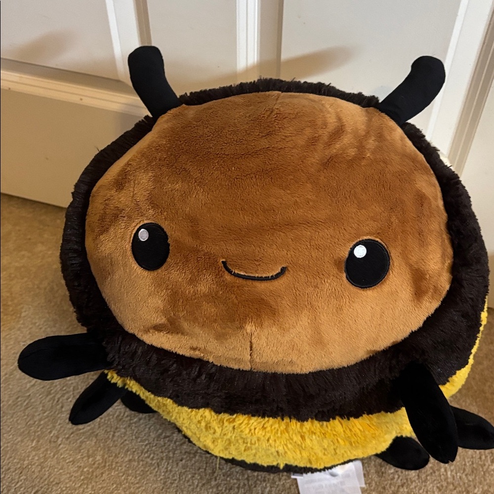 Squishable Fuzzy Bumblebee - Picture 5 of 6